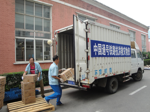 经营人员与后勤保障部人员装车-刘敏摄影1-1